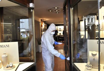 Un oficial de policía forense inspecciona la entrada de una joyería en la Plaza de San Marcos en Venecia, Italia, el viernes 17 de marzo de 2017.