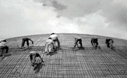 In&iacute;cio da concretagem da c&uacute;pula do Senado Federal, em 1958. / Marcel Gautherot