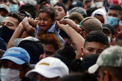 Una niña llora en un paso fronterizo en Guatemala.