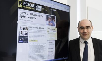 Cándido Cancelo, promotor de la campaña, muestra la web que recoge las donaciones.
