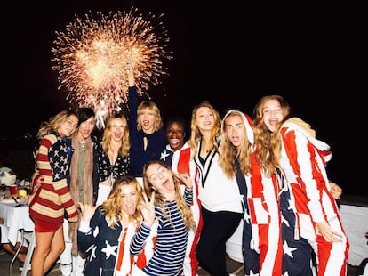 La fiesta de Taylor Swift en su casa de Rhode Island ha sido de las más sonadas y la que mayores titulares ha protagonizado. La cantante estuvo acompañada por su novio, el actor británico Tom Hiddleston, y de decenas de amigos: el matrimonio de actores Blake Live y Ryan Reynolds, las modelos Karlie Kloss y Cara Delevingne o las actrice de 'Orange Is the New Black' Uzo Aduba y Ruby Rose. La propia Swift se encargó de compartir uno de los momentos en su cuenta de Instagram, que no actualizaba desde que se hizo pública su ruptura del 'dj' Calvin Harris.