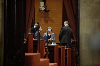 La consejera de Salud, Alba Vergés, y el de Interior, Miquel Sàmper, a la derecha, conversan con el vicepresidente de la Generalitat Pere Aragonès, de espaldas.