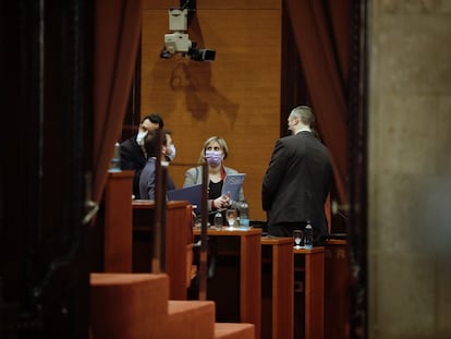 La consejera de Salud, Alba Vergés, y el de Interior, Miquel Sàmper, a la derecha, conversan con el vicepresidente de la Generalitat Pere Aragonès, de espaldas.