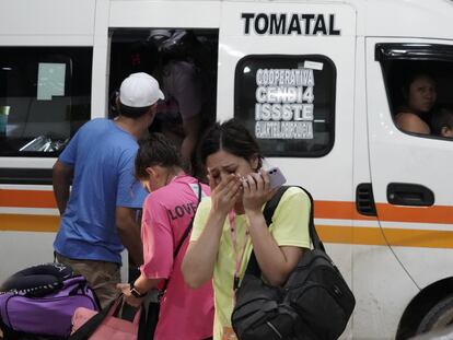 Turistas llegan a la ciudad de Chilpancingo, Guerrero, después de ser desalojados del puerto de Acapulco.