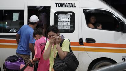 Turistas llegan a la ciudad de Chilpancingo, Guerrero a buscar autobuses despues de ser desalojados del puerto de Acapulco.