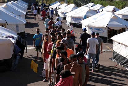 Migrantes venezolanos aguardan en un centro de atención de ACNUR en la frontera entre Colombia y Venezuela.