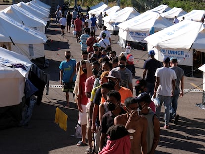 Migrantes venezuelanos aguardam em um centro de atendimento do ACNUR na fronteira da Colômbia com a Venezuela.