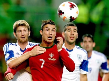 Portugal pelea un balón con Ueinii.