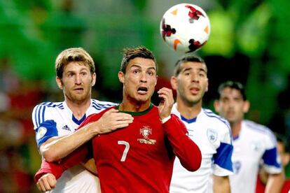 Portugal pelea un balón con Ueinii.