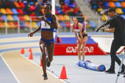 Genzebe Dibaba, el pasado d&iacute;a 7 en Sabadell, batiendo el r&eacute;cord de los 2.000m.