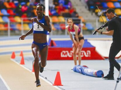 Genzebe Dibaba, el pasado d&iacute;a 7 en Sabadell, batiendo el r&eacute;cord de los 2.000m.