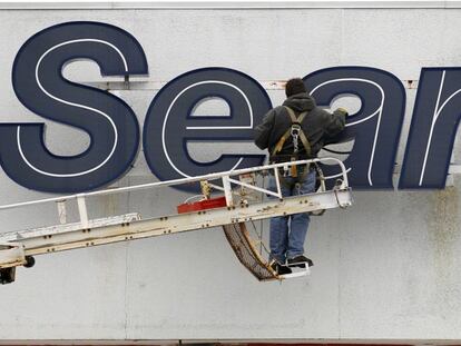 Un operario limpia un luminoso de Sears en Solon (Ohio).