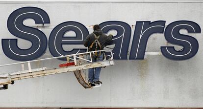 Un operario limpia un luminoso de Sears en Solon (Ohio).