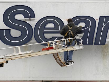 Un operario limpia un luminoso de Sears en Solon (Ohio).