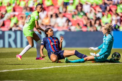 Merle Frohms del Wolfsburg y Salma Paralluelo delFC Barcelona en un momento de la final.