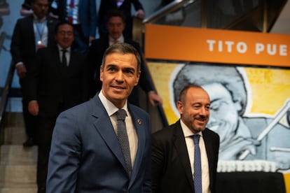 Pedro Sánchez y Marco Antonio Achon ingresan a la sede del foro en el Paley Center of Media, en Nueva York. 