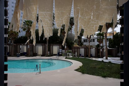 Un textil deshilachado afuera de una cabaña que solía ser una opción de alojamiento en Tropicana.