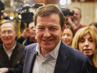 El candidato del PP a la reelección como presidente en la Junta de Castilla y León, Alfonso Fernández Mañueco (c), a su llegada al seguimiento de la noche electoral del PSOE de Castilla y León, en el Hotel Alameda Palace, a 15 de marzo de 2026, en Salamanca, Castilla y León (España). Castilla y León ha celebrado este domingo 15 de marzo elecciones a las Cortes autonómicas, una jornada en la que los ciudadanos están llamados a las urnas para elegir a los 82 procuradores del Parlamento autonómico.
15 MARZO 2026
Manuel Ángel Laya / Europa Press
15/03/2026