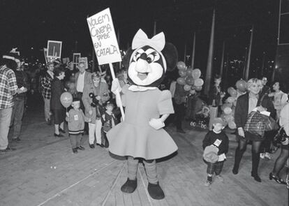 <b>Manifestación en Barcelona en 1997 reclamando a Disney que doblara <i>Pocahontas</i> al catalán.</b>