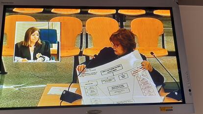 Alicia de Miguel, consejera de Bienestar Social de Francisco Camps, muestra un cartel con la estructura de su departamento, este martes en el juicio del 'caso Gürtel', en uno de los monitores de la Audiencia Nacional.