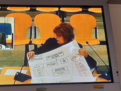 Alicia de Miguel, consejera de Bienestar Social de Francisco Camps, muestra un cartel con la estructura de su departamento, este martes en el juicio del 'caso Gürtel', en uno de los monitores de la Audiencia Nacional.