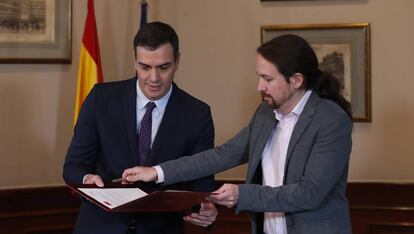 El presidente del Gobierno en funciones, Pedro Sánchez, junto al líder de Podemos, Pablo Iglesias, este martes en el Congreso. 
