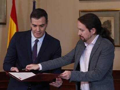 El presidente del Gobierno en funciones, Pedro Sánchez, junto al líder de Podemos, Pablo Iglesias, este martes en el Congreso. 
