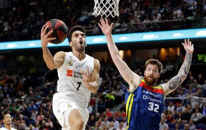 Campazzo entra a canasta ante Whittington.