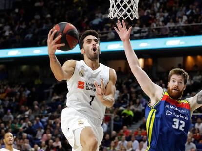 Campazzo entra a canasta ante Whittington.