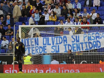 Una pancarta en la grada de Cornell&agrave;.