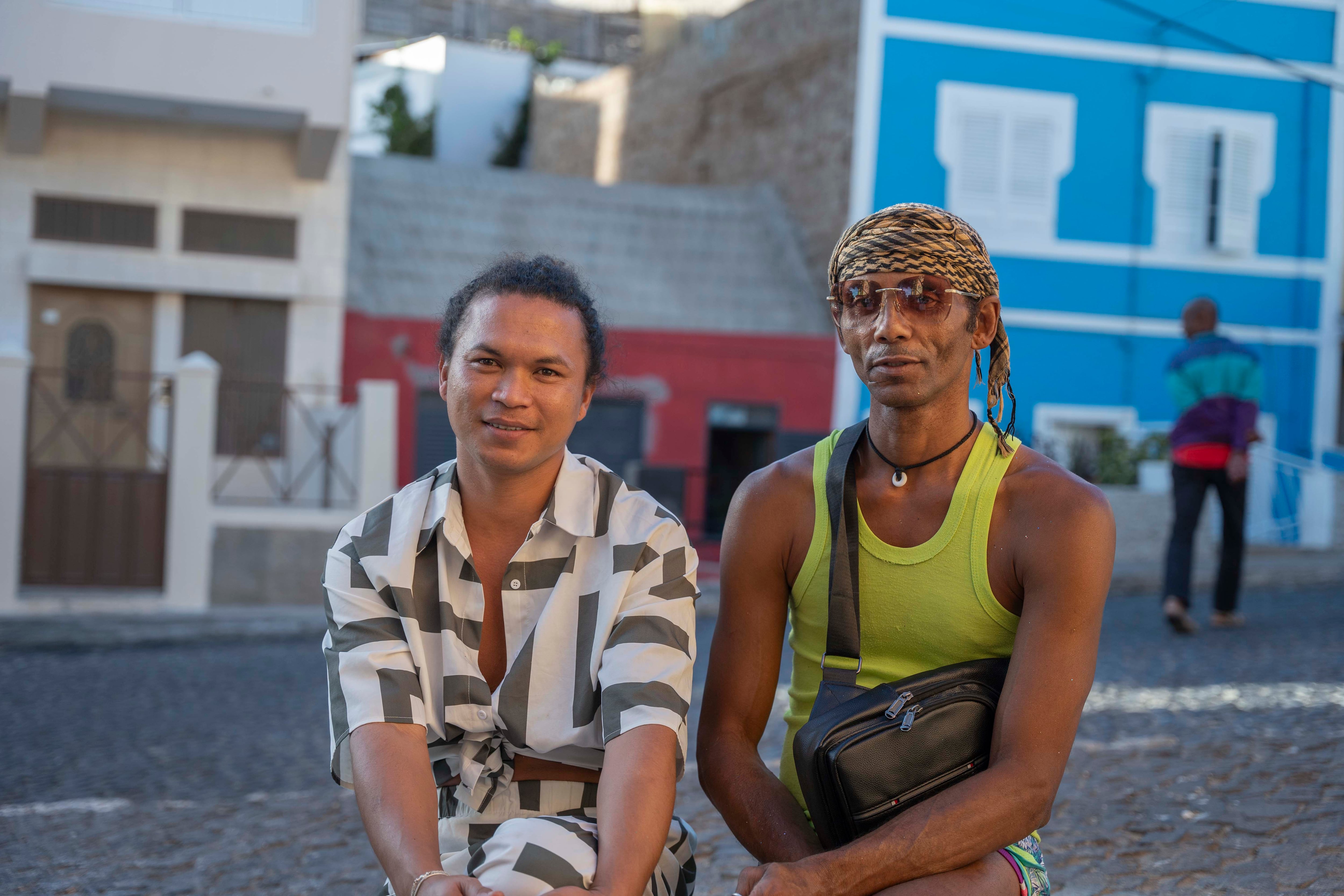 Luna y Paulo en el barrio de Fonte Filipe, Mindelo, Cabo Verde el 3 de marzo de 2025.