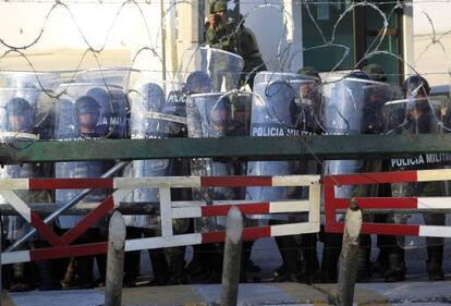 Militares ante una protesta por el 'caso Iguala' en Chilpanchingo, capital de Guerrero.