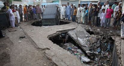 Un grupo observa el lugar de la explosi&oacute;n que el mi&eacute;rcoles pasado acab&oacute; con la vida de 11 ni&ntilde;os en Karachi, Pakist&aacute;n.