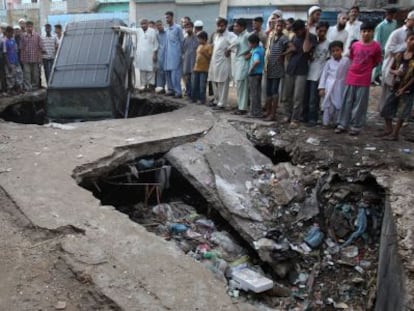 Un grupo observa el lugar de la explosi&oacute;n que el mi&eacute;rcoles pasado acab&oacute; con la vida de 11 ni&ntilde;os en Karachi, Pakist&aacute;n.