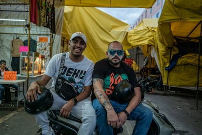 Familia de Penélope posa en el tianguis de Tepito