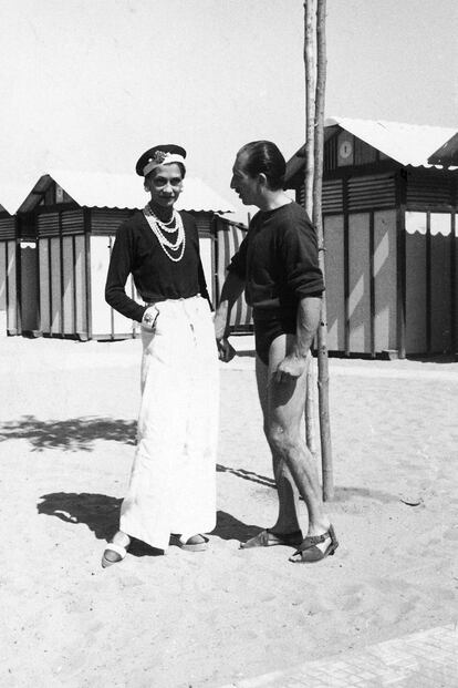 1920 - Coco Chanel vuelve morena de unas vacaciones en la Riviera Francesa. A partir de entonces, tomar el sol es un hábito saludable y chic. Gracias a la diseñadora y a la entonces sensación de París, la artista negra Josephine Baker, el bronceado se empieza a poner de moda.