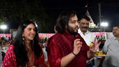 Anant Ambani y Radhika Merchant sirven comida tradicional a los habitantes de Jamnagar el jueves, en un evento previo a su fiesta preboda.