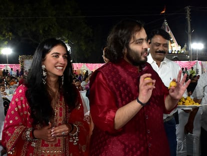 Anant Ambani y Radhika Merchant sirven comida tradicional a los habitantes de Jamnagar el jueves, en un evento previo a su fiesta preboda.