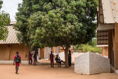 Esta escuela pública, que recibió el premio Aga Khan de arquitectura en 2022, es un modelo de arquitectura sostenible y adaptado a su entorno. En la imagen, un árbol de mango integrado en el complejo.