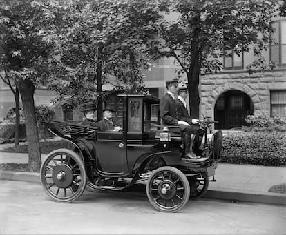 Un Kriéger Landaulette, de factura francesa, sirve de transporte a un senador estadonuidense en una fotografía de 1906.