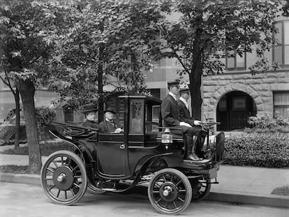 Un Kriéger Landaulette, de factura francesa, sirve de transporte a un senador estadonuidense en una fotografía de 1906.