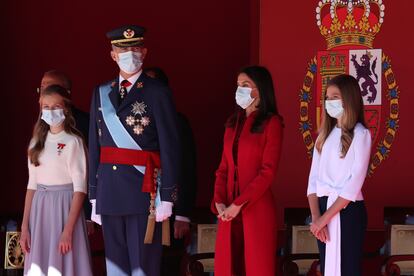 Los Reyes con sus hijas, en la tribuna de honor.