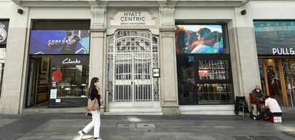 Un hotel cerrado en la Gran Vía madrileña.