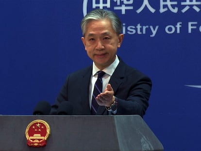 El Ministro de Relaciones Exteriores de China, Wang Wenbin, durante una rueda de prensa en la oficina del Ministerio de Relaciones Exteriores en Beijing, este lunes 13 de febrero.