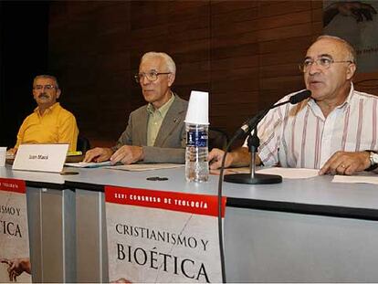 Juan Masiá (centro), Juan José Tamayo (derecha) y Antonio Herrador, en la clausura del congreso.