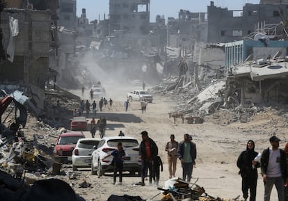 Palestinos inspeccionan edificios residenciales destruidos en Jan Yunis,  tras la retirada del ejército israelí el 7 de abril de 2024. 