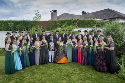 Miembros de la hermandad de tiro de Sönnern, ellos con traje tradicional, ellas, de gala.