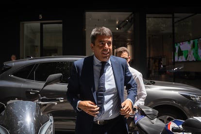 El president de la Generalitat Valenciana, Carlos Mazón, a su llegada a la reunión de la junta directiva de la Confederación Española de Transporte en Autobús (Confebus),  este jueves, en Valencia.