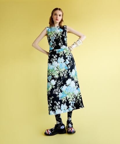 Vestido de seda con estampado de flores de la colaboración Sanderson para MOSCHINO, pulseras en forma de taza y plato, calcetines y zapatos modelo Olivia, todo de MOSCHINO.