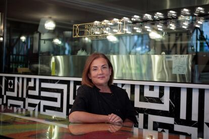 Rita Sánchez frente a la cocina del restaurante Indiano.